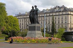 Il maestoso monumento nazionale con le sculture che raffigurano Ginevra e Helvezia, Svizzera. Al centro di una bella aiuola fiorita, si trova nella città svizzera dal 1869. - © InnaFelker ...