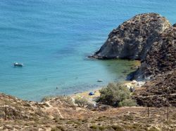 Il mare Egeo lambisce le coste dell'isola di Anafi, Grecia. Da Anafi si può raggiungere Santorini con una navigazione di circa 90 minuti - © Kostas Koutsaftikis / Shutterstock.com ...