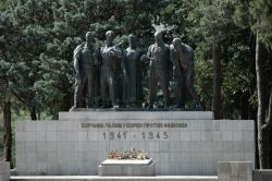 Il memoriale alla Seconda Guerra Mondiale nella città di Trebinje, Bosnia Erzegovina - © ollirg / Shutterstock.com