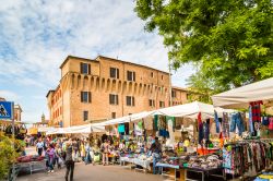 Il mercato di Lugo del mercoledì mattina e la Rocca, il Castello Estense - © GoneWithTheWind / Shutterstock.com