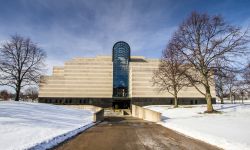 Il Michigan History Center nel centro di Lansing (Stati Uniti) in inverno con la neve. Ospita la biblioteca pubblica e gli archivi cittadini - © ehrlif / Shutterstock.com