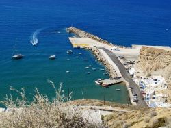 Il molo di Anafi visto dalle alture, Grecia. L'isola, che possiede una forma triangolare, è caratterizzata da montagne che superano anche i 580 metri di altezza - © Kostas Koutsaftikis ...