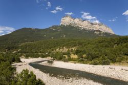 Il monte e il fiume del Parco Nazionale di Ordesa nei pressi di Ainsa, provincia di Huesca, Spagna. Istituita nel 1918, questa riserva naturale si estende per 156 chilometri quadrati; si trova ...