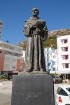 Il monumento a Zef Pllumi un prete albanese a San Giovanni di Medua - © Zvonimir Atletic / Shutterstock.com