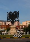 Il monumento all'aquila in Eagle Square a Tirana, Albania. Rappresenta il simbolo del paese - © Homo Cosmicos / Shutterstock.com