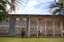 Il muro dell'edificio che ospita la biblioteca a Apia, isola di Upolu, Samoa. La capitale delle Samoa è anche sede di ben tre università.


