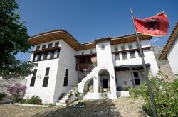 Il Museo Nazionale Etnografico di Kruja all'interno del castello di Skanderbeg, Albania. L'edificio venne costruito dalla ricca famiglia Toptani attorno al 1800.

