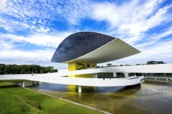 Il museo Oscar Niemeyer a Curitiba, Brasile. Inaugurato nel 2002 con il nome di Novo Museu, è stato ristrutturato e reinaugurato l'anno successivo come Oscar Niemeyer Museum, nome ...