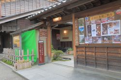 Il museo Shinise Kinenkan a Kanazawa, Giappone. Quest'antica costruzione del 1579 era una farmacia per la vendita di prodotti medicinali tradizionali. E' una delle principali attrazioni ...