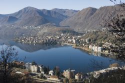 Il paesaggio del Lago d'Orta (Piemonte) e i palazzi di Omegna sulle sue rive