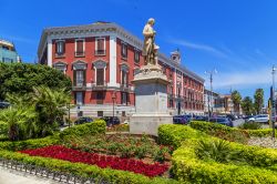 Il Palazzo del Governo di Bari, Puglia. Questo elegante edificio ospita al primo piano tutte le sale di rappresentanza dell'Amministrazione. Di grande impatto visivo è lo scalone ...
