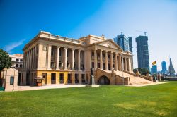 Il palazzo del Vecchio Parlamento di Colombo, Sri Lanka, fotografato in una giornata di sole - © Aleksandar Todorovic / Shutterstock.com