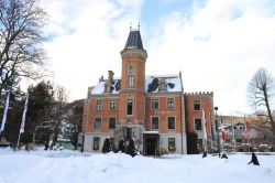 Il Palazzo Municipale di Schladming, Stiria, Austria, fotografato in inverno con la neve - © tourpics_net / Shutterstock.com