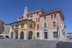 Il Palazzo Municipale nella piazza principale di Muggia, Friuli Venezia Giulia, in una bella giornata di sole - © Cortyn / Shutterstock.com