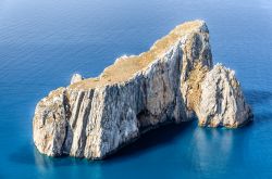 Il Pan di Zucchero si trova sulla costa ad ovest di Iglesias in Sardegna - © marmo81 / Shutterstock.com