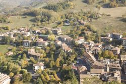 Il panorama dall'alto del borgo di Zavattarello in Lombardia - © stanga / Shutterstock.com