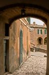 Il piccolo villaggio di Lucignano d'Asso, Toscana, Italia. Questo borgo della provincia di Siena è composto da due vie, due chiese, una vecchia bottega, una fontana, una manciata ...
