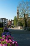 Il ponte di Adamo e Eva a Pordenone, Friuli Venezia Giulia: sullo sfondo, il campanile del duomo di San Marco.
