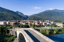 Il ponte Ganda e la città di Morbegno in Valtellina (Lombardia)