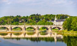 Il ponte Wilson sul fiume Loira a Tours, Francia. Costituito da 15 archi, è lungo 434 metri. Gli abitanti di Tours lo chiamano Pont de Pierre.

