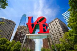 Il popolare Love Park di Philadelphia (Pennsylvania). E' stato ribattezzato così dopo l'installazione della statua dell'amore nel 1976 - © f11photo / Shutterstock.com ...