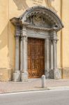 Il portale d'ingresso alla chiesa di Pinzolo, Trentino Alto Adige. Costruito in legno massiccio, è affiancato su entrambi i lati da due colonne e sormontato da una copertura con motivi ...