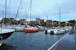 Il porto della città di Porto-Vecchio, Corsica. Attorno al grazioso porticciolo turistico si è sviluppata la zona della Marina che illumina il golfo con ristoranti, locali e appartamenti ...