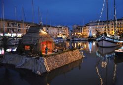 Il presepio galleggiante di Grado viene allestito su di una zattera nel porto cittadino