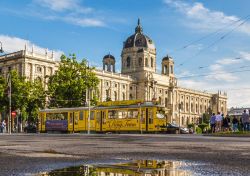 Il Ring Tram davanti il Kunsthistorisches Museum in centro a Vienna. - © mikecphoto / Shutterstock.com