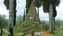 Il sito della Battaglia di Montaperti, segnalato da una piramide dove viene ricordato il verso di Dante dell'Inferno che la cita - © Fabio Caironi / Shutterstock.com