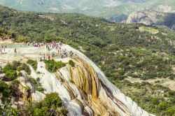 Il sito naturale Hierve el Agua a Oaxaca, Messico, visto dall'alto. Si tratta di un insieme di formazioni rocciose che assomigliano a cascate d'acqua. Al sito si arriva percorrendo una ...
