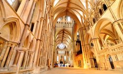 Il sontuoso interno della cattedrale di Lincoln, Inghilterra, la terza più grande del paese - © Lucian Milasan / Shutterstock.com