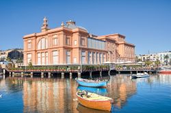 Il Teatro Margherita a Bari poggia su delle palafitte ed è collegato alla terraferma con un pontile