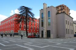 Il Teatro Nazionale di Tirana, Albania. Nato nel 1938 come circolo italo-albanese, è stato uno dei primi interventi architettonici italiani in terra albanese - © doriana musaj / ...