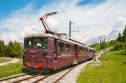 Il trenino del Monte Bianco a Les Houches, Saint-Gervais-les-Bains, Francia: la linea a cremagliera, la più alta del territorio francese, permette di raggiungere il Nido d'Aquila ...