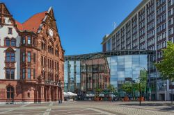 Il vecchio Municipio di Dortmund (Germania) si riflette nelle vetrate di quello nuovo. Costruito nel 1899 in stile neo rinascimentale, è stato gravemente danneggiato durante i bombardamenti ...