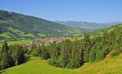 Il villaggio di Bad Hindelang, Baviera, circondato da boschi e foreste (Germania).

