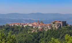 Il villaggio di Fosdinovo in Lunigiana e il suo castello, siamo nella regione Toscana  - © wsf-s / Shutterstock.com