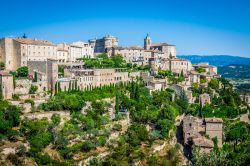 Il villaggio medievale di Gordes, Francia - Arroccato su una roccia e sul bordo dell'altopiano Vaucluse, Gordes è uno dei più bei villaggi di Francia, scelto da molte celebrità ...