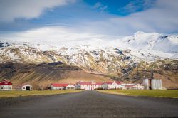 Il vulcano Eyjafjallajokull in inverno, Islanda. Il pennacchio di cenere durante un'eruzione sopra la fattoria Thorvaldseyri. Prima del 2010, l'ultima eruzione avvenne dal 1821 al 1823 ...