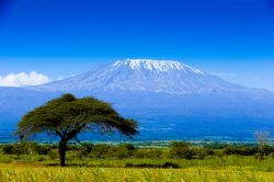Il vulcano Kilimanjaro fotografato vicino ad Amboseli in Kenya, Africa