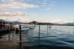 Imbarcazioni ormeggiate sul lago Maggiore a Arona, Piemonte - Per andare alla scoperta del lago e dei suoi paesaggi si possono effettuare interessanti escursioni in barca © gab90 / Shutterstock.com ...