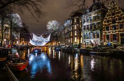 Imbarcazioni sui canali di Amsterdam nel periodo del Festival delle Luci (Light Frestival), in inverno - foto © InnervisionArt / Shutterstock.com