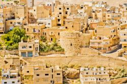 Immagine dall'alto del centro di Karak, Giordania. E' il colore ocra di edifici e abitazioni di questo angolo del centro cittadino a creare un'atmosfera asuggestiva a Karak - © ...