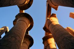 Le imponenti colonne della Grande Sala ipostila dei Templi di Karnak, in Egitto.
