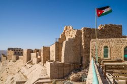 Le imponenti mura dell'antico castello di Karak, Giordania. In tutta la fortezza le più scure e rozze opere murarie dei crociati contrastano con quelle più chiare e finemente ...