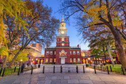 Independence Hall a Philadelphia, Pennsylvania, USA. Questo edificio, su Chestnut Street, è celebre per aver ospitato la ratifica della Dichiarazione di Indipendenza degli Stati Uniti ...