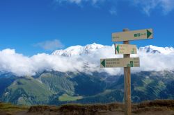 Indicazioni per i sentieri escursionistici a Saint-Gervais-les-Bains, Alpi francesi. A fare da cornice, il Monte Bianco e il Domes de Miage, lungo la linea di confine fra Italia e Francia.

 ...