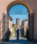 L'ingresso al borgo di Bagnaia, frazione del comune di Viterbo (Lazio).