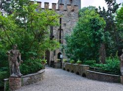 Ingresso al castello di Gropparello, uno dei manieri dell'Emilia-Romagna nel Piacentino - © Mi.Ti. / Shutterstock.com